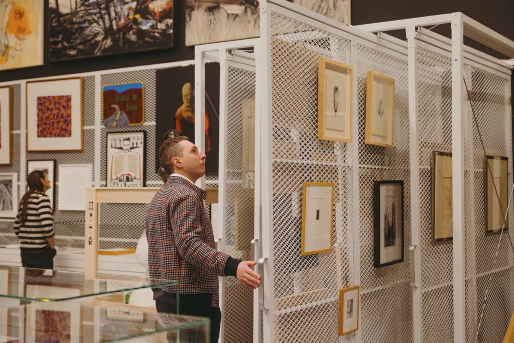 Personne profitant d'une exposition au Musée d'art de Rouyn-Noranda. 